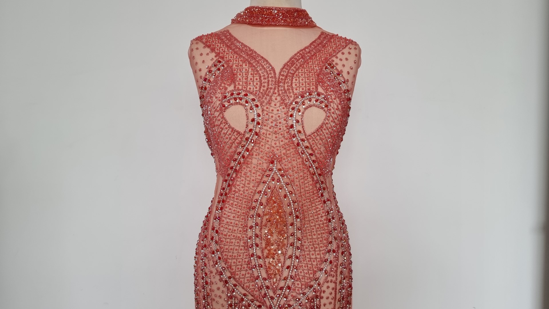 Rochie lunga corai accesorizata manual cu margele si pietre - panouri - imagine 6