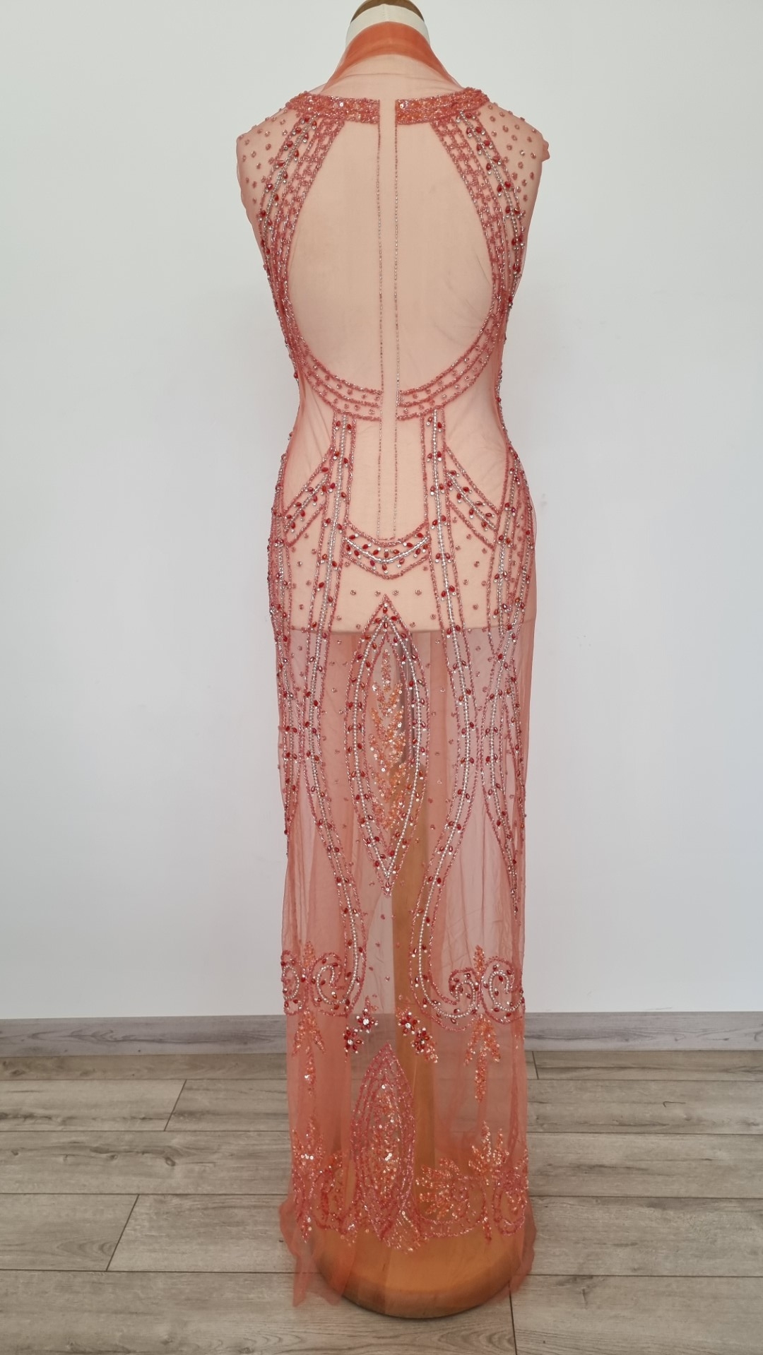 Rochie lunga corai accesorizata manual cu margele si pietre - panouri - imagine 7