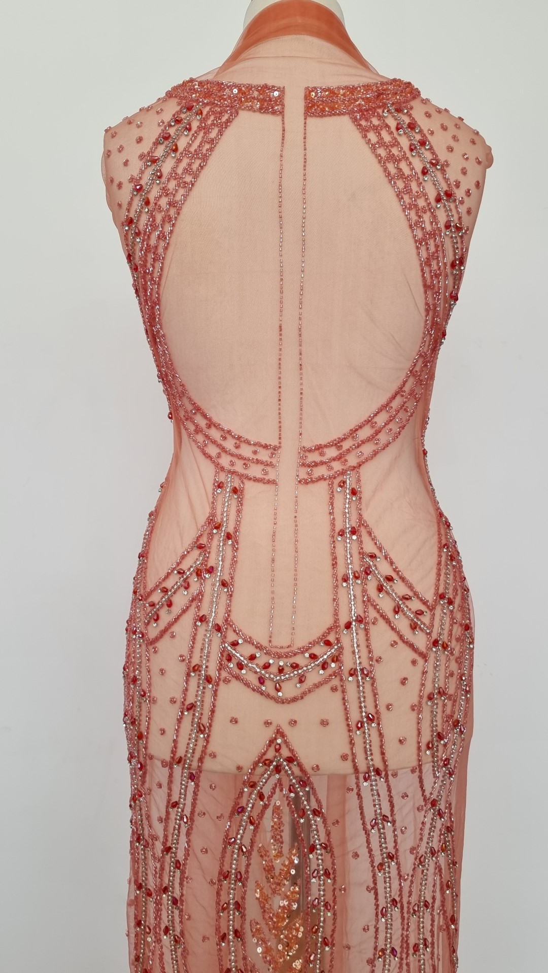 Rochie lunga corai accesorizata manual cu margele si pietre - panouri - imagine 16