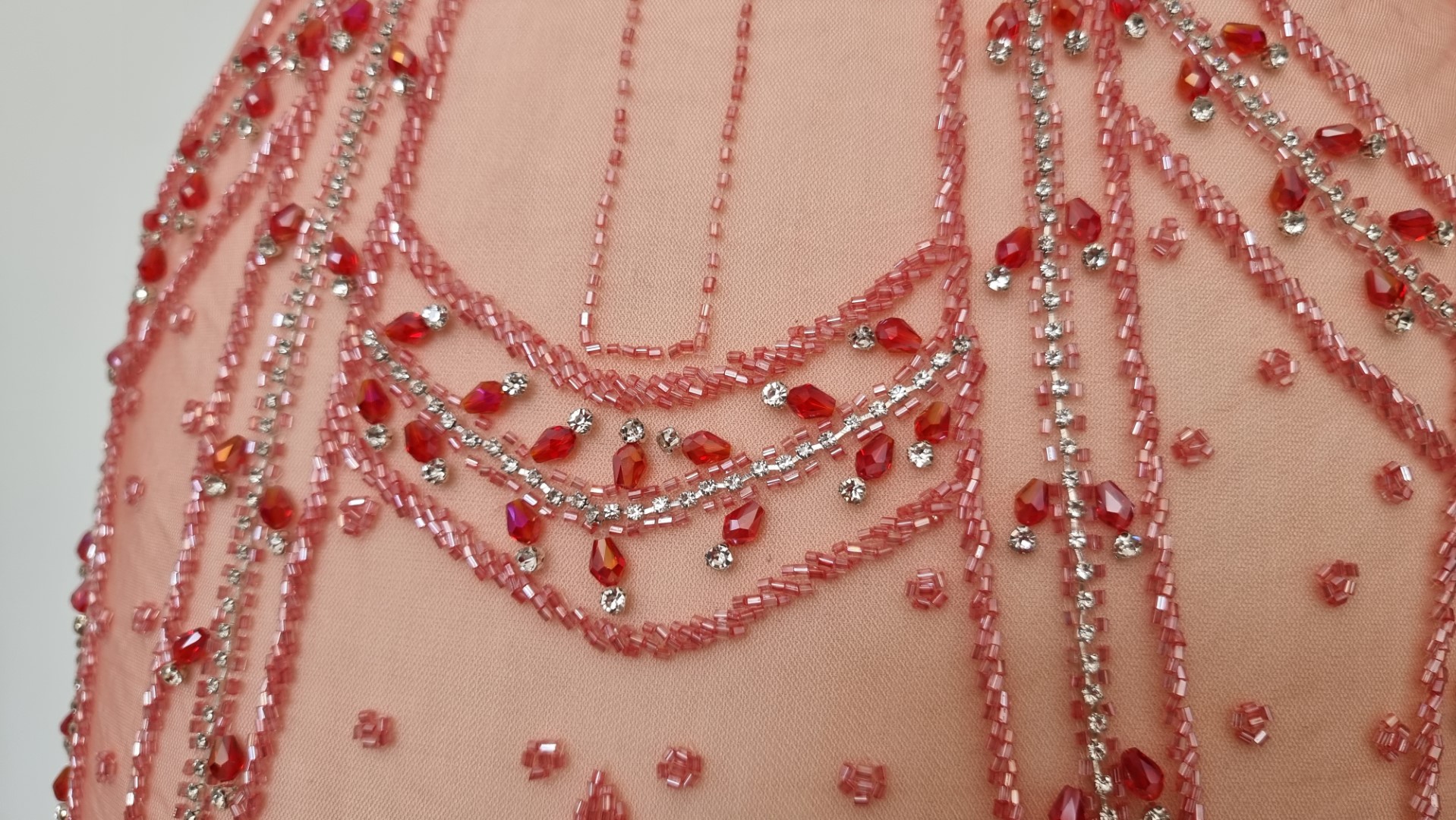 Rochie lunga corai accesorizata manual cu margele si pietre - panouri - imagine 15