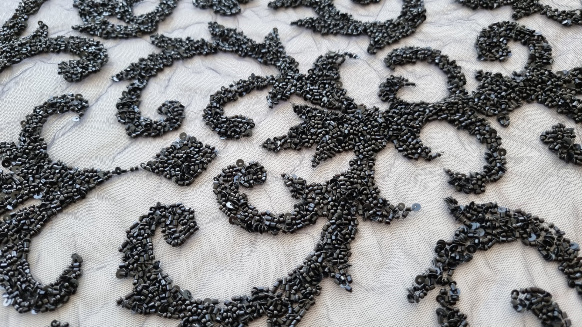 Rochie neagra lunga accesorizata manual cu micropaiete - panouri - imagine 4