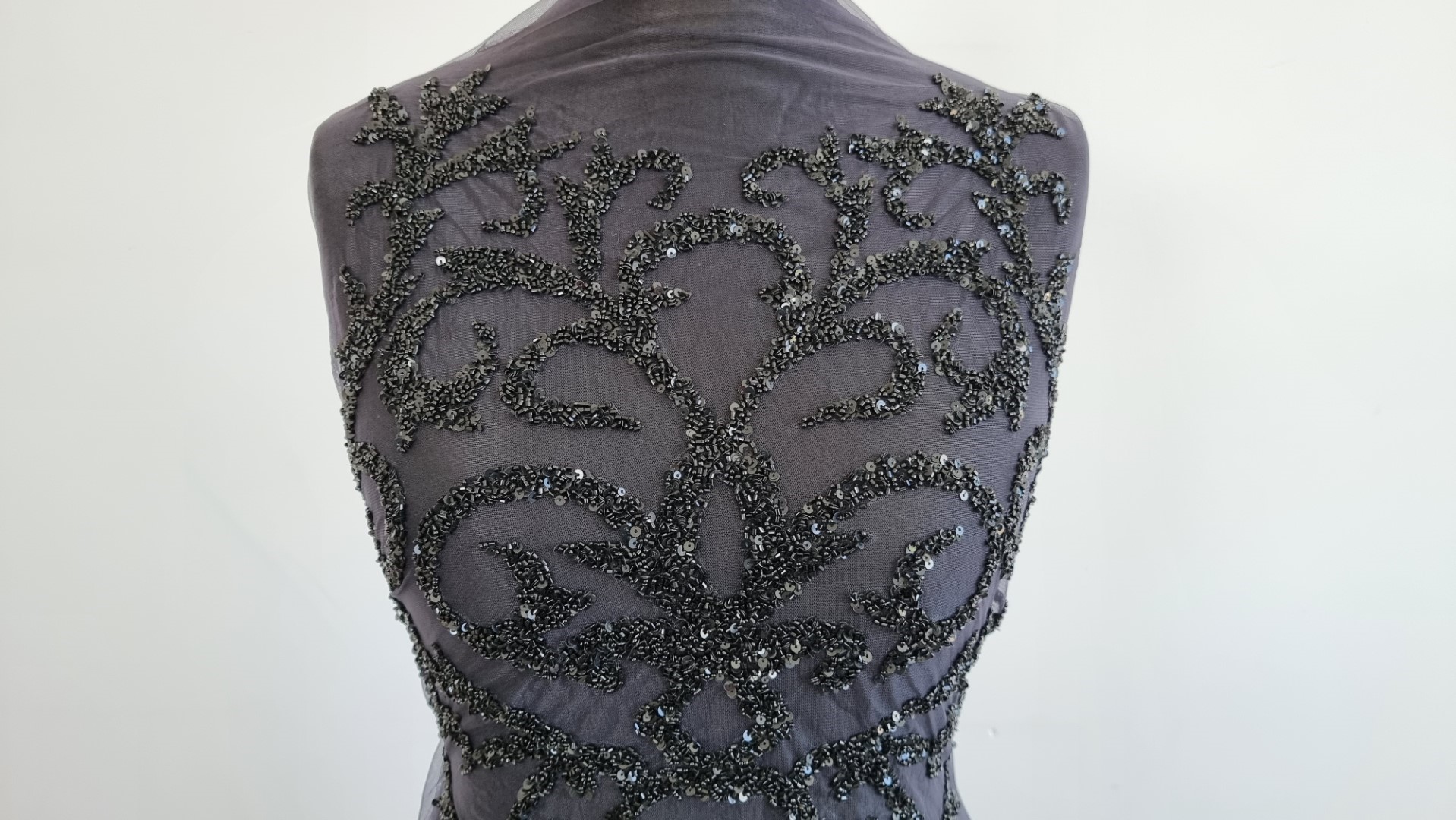 Rochie neagra lunga accesorizata manual cu micropaiete - panouri - imagine 9