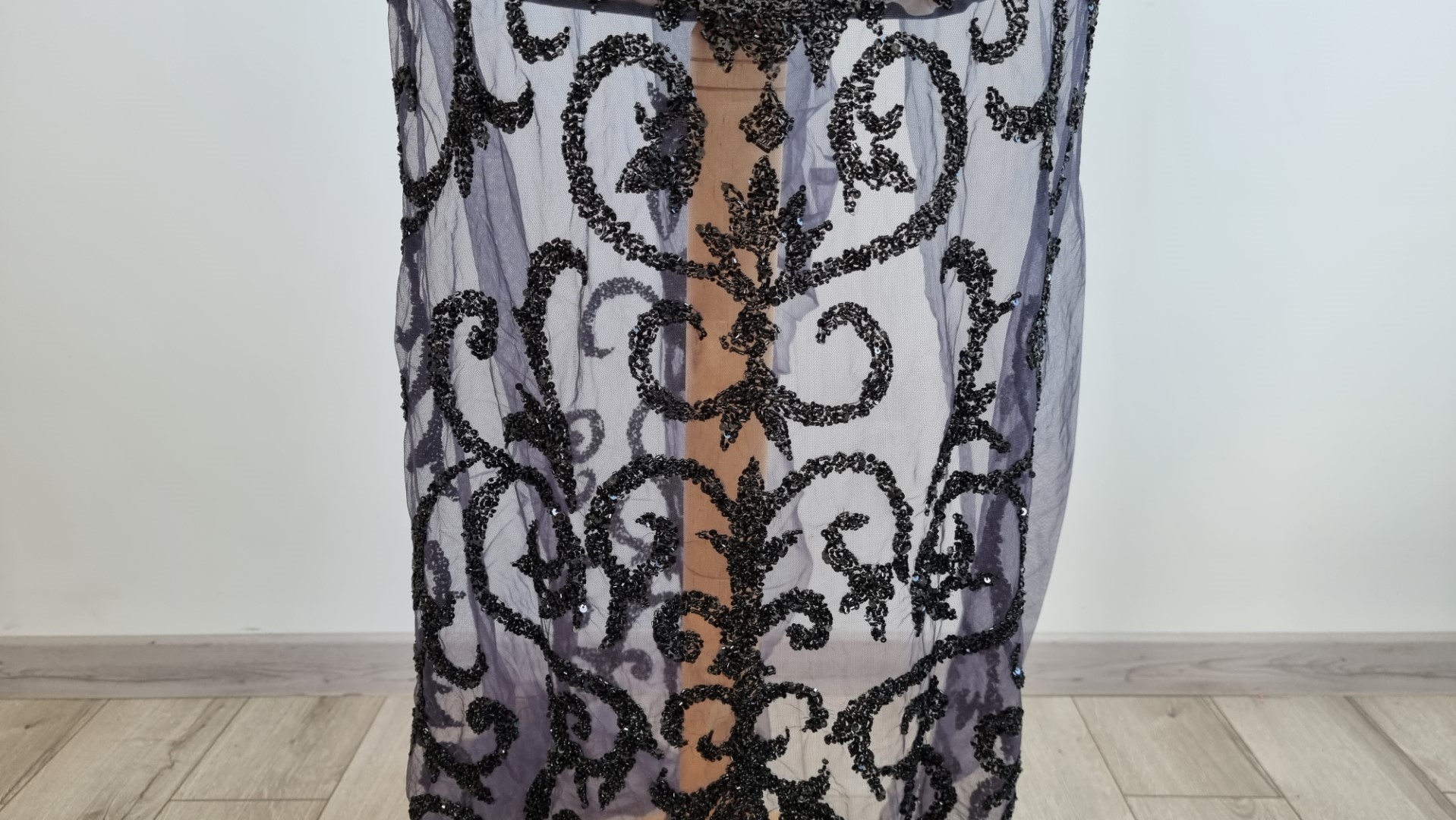 Rochie neagra lunga accesorizata manual cu micropaiete - panouri - imagine 6