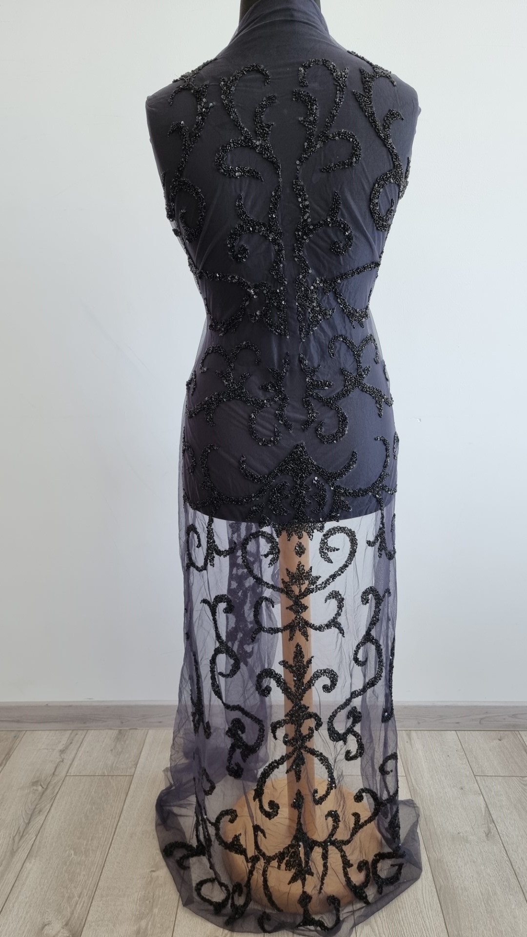 Rochie neagra lunga accesorizata manual cu micropaiete - panouri - imagine 3