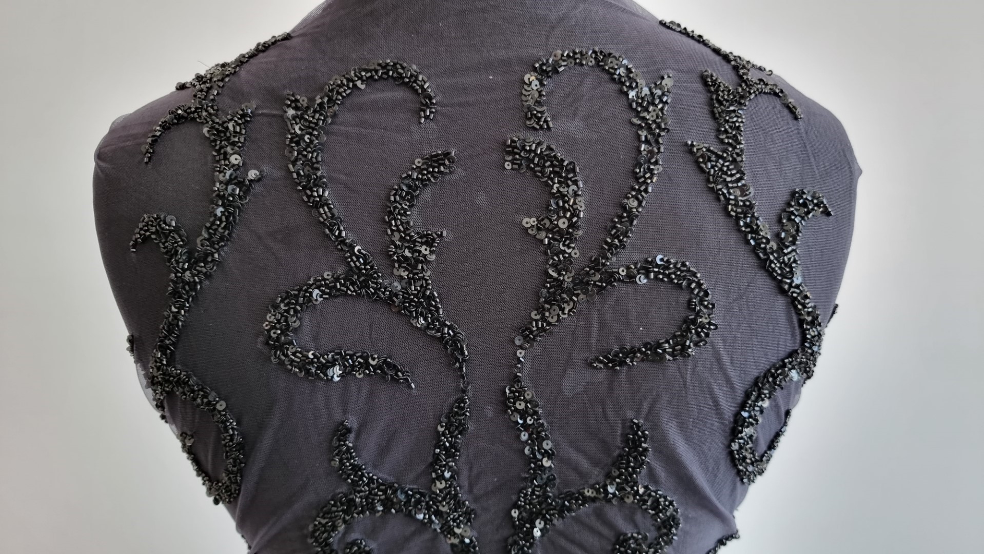 Rochie neagra lunga accesorizata manual cu micropaiete - panouri - imagine 5