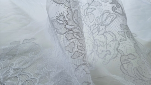 tulle ivoire brodat cu bordură decorativă pe o latură – Evelin Textile