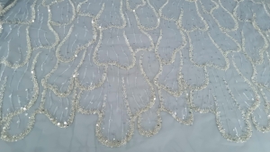 Broderie argintie pe tulle gri