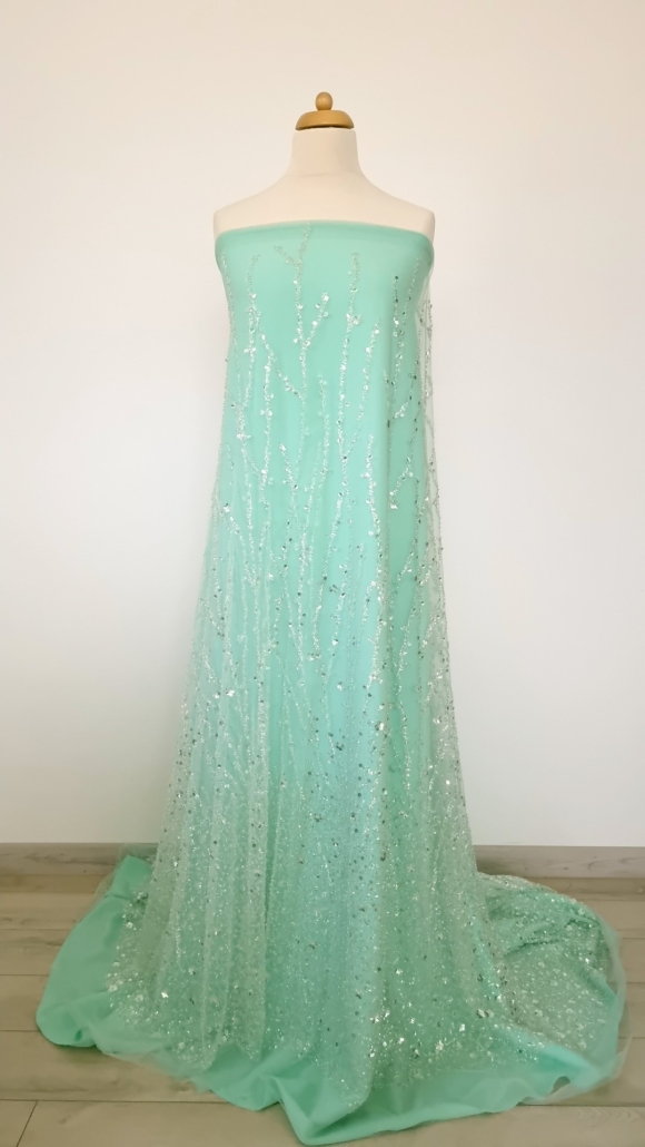 Broderie argintie cu siraguri pe tulle verde deschis