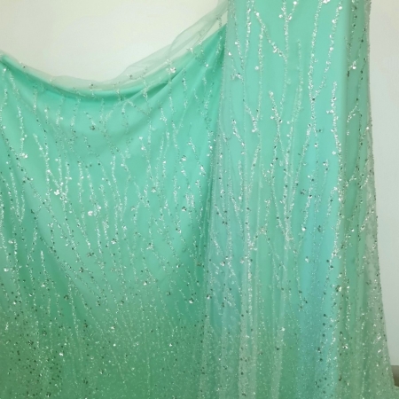 Broderie argintie cu siraguri pe tulle verde deschis