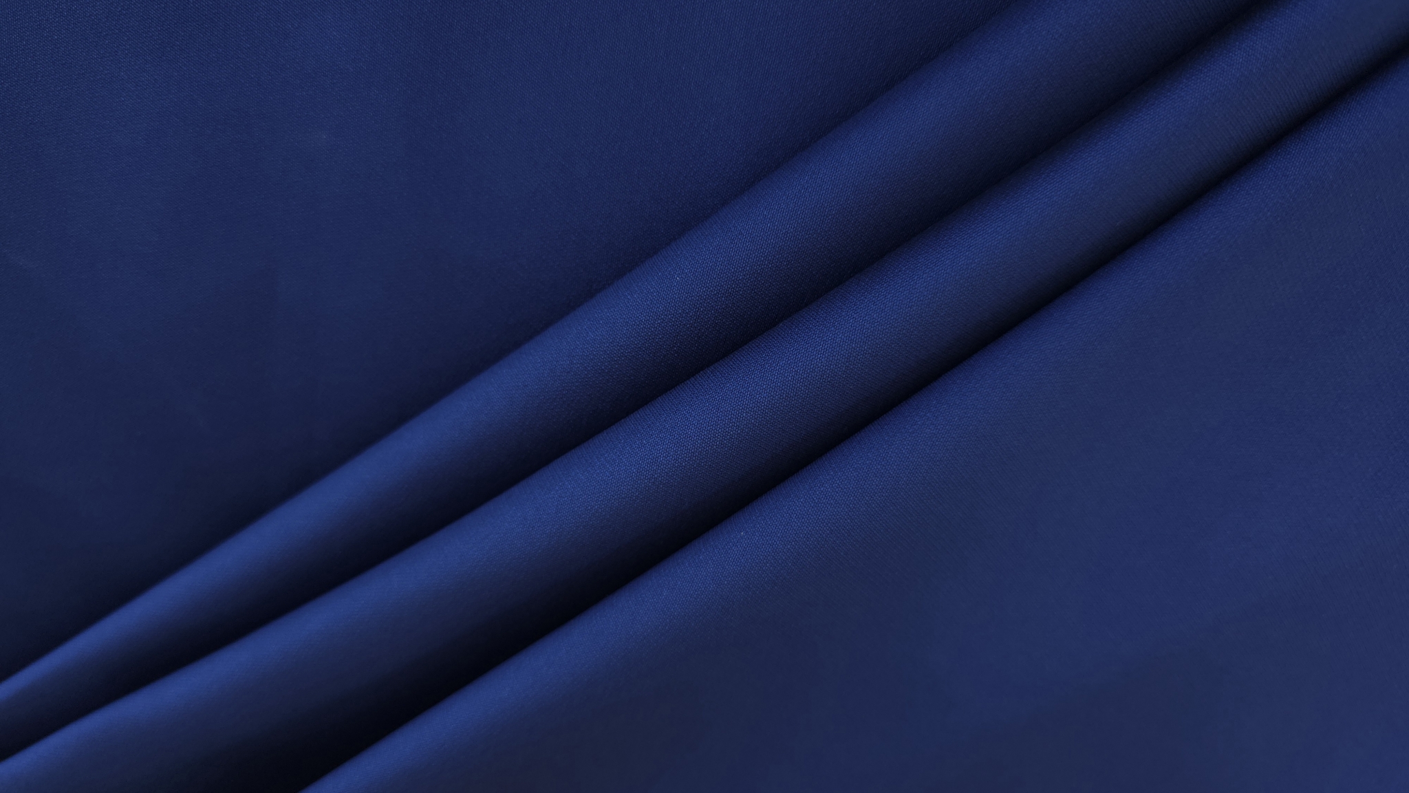 Mikado indigo cu mătase naturală, falduri diagonale paralele și luciu perlat pe suprafață uniformă