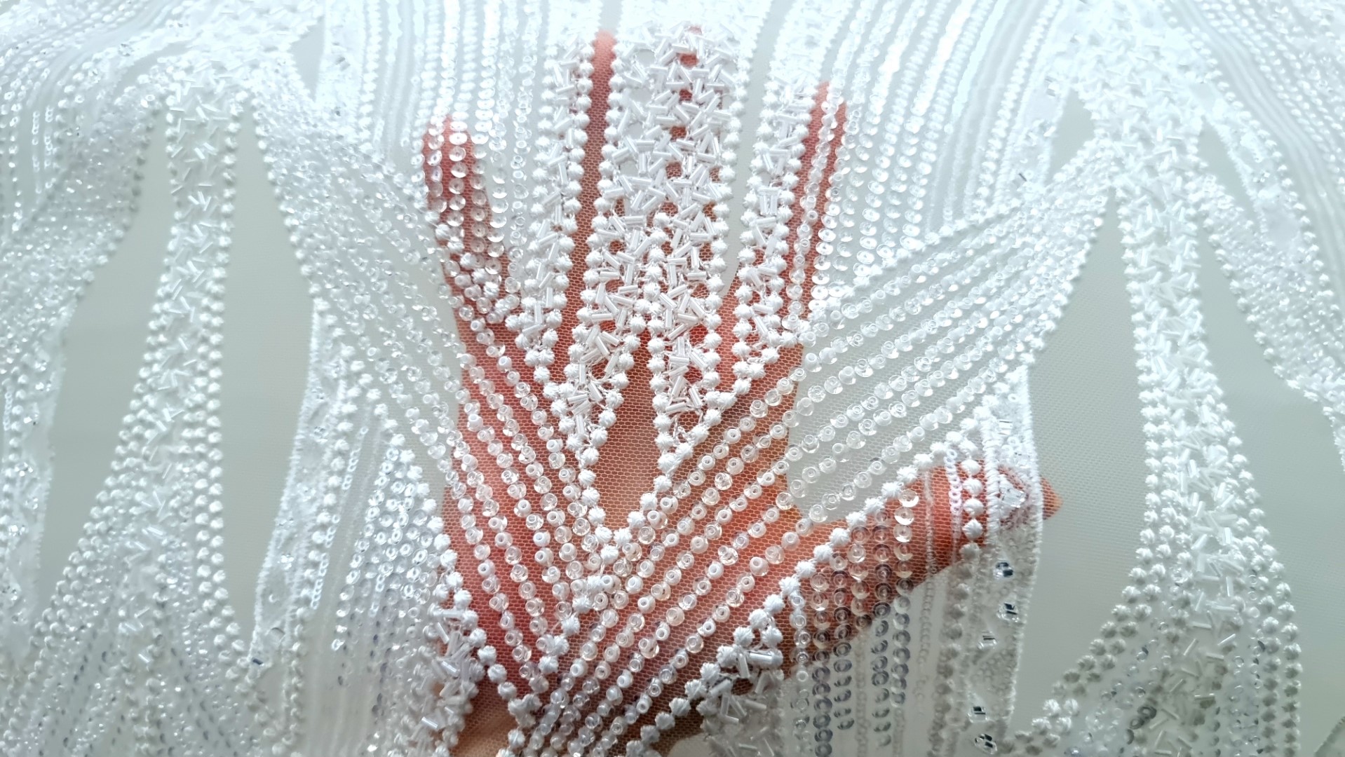 Broderie ivoire realizata manual Maya