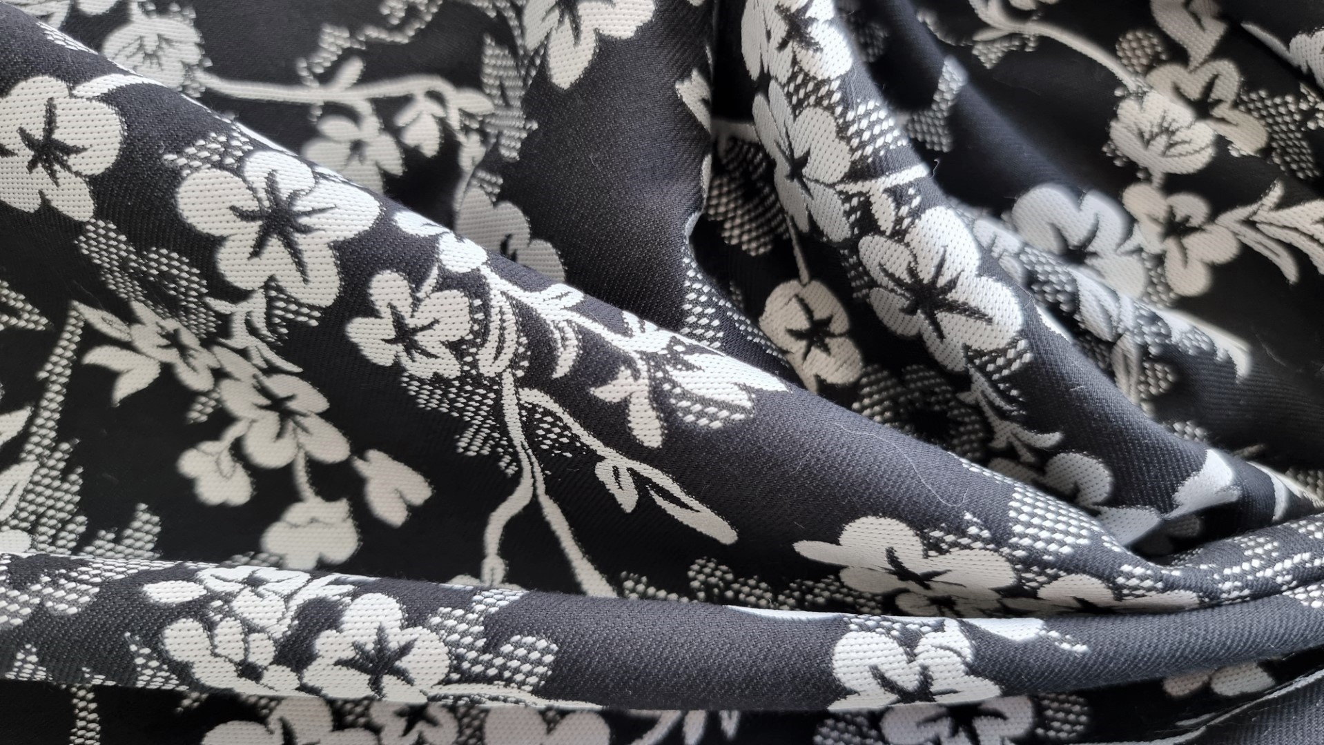 Brocard negru cu model floral alb - imagine 6