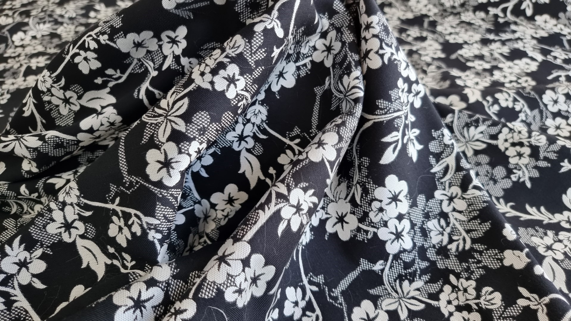 Brocard negru cu model floral alb - imagine 5