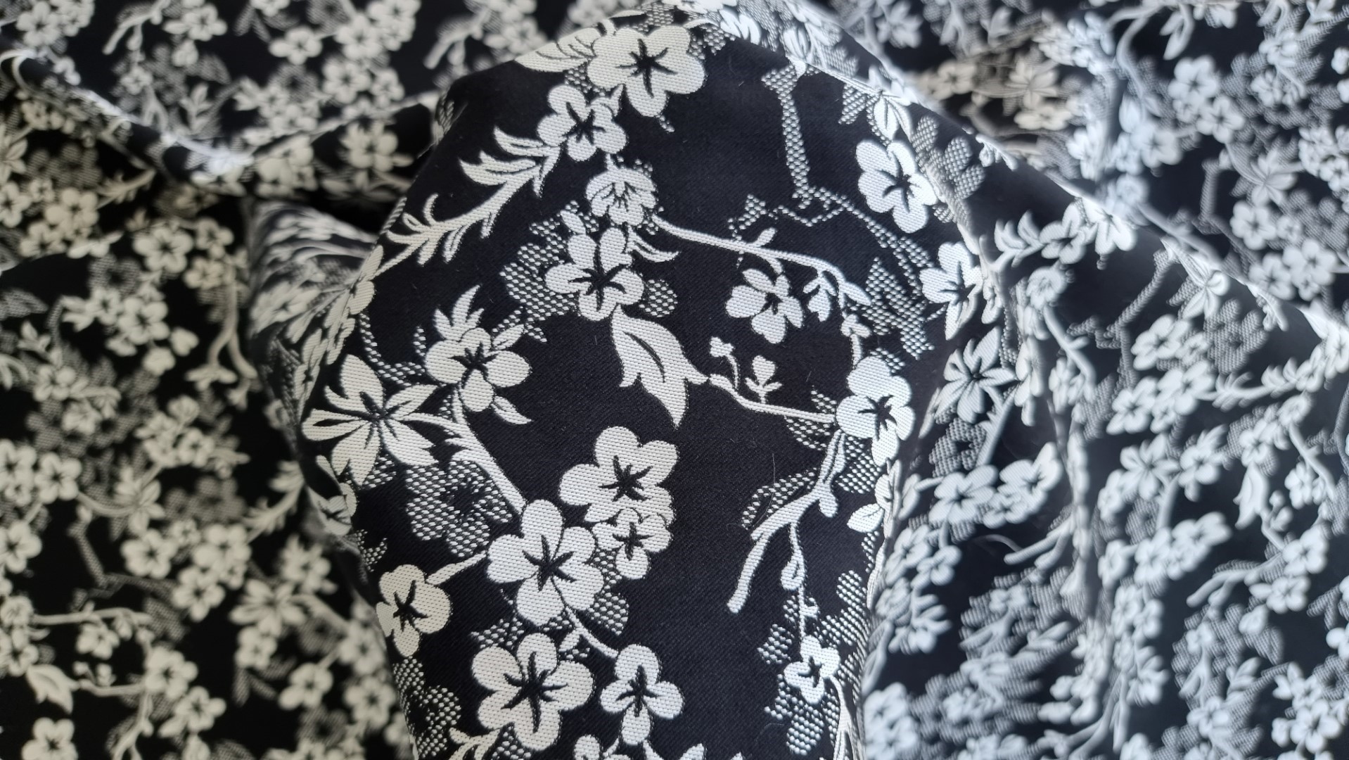 Brocard negru cu model floral alb - imagine 4