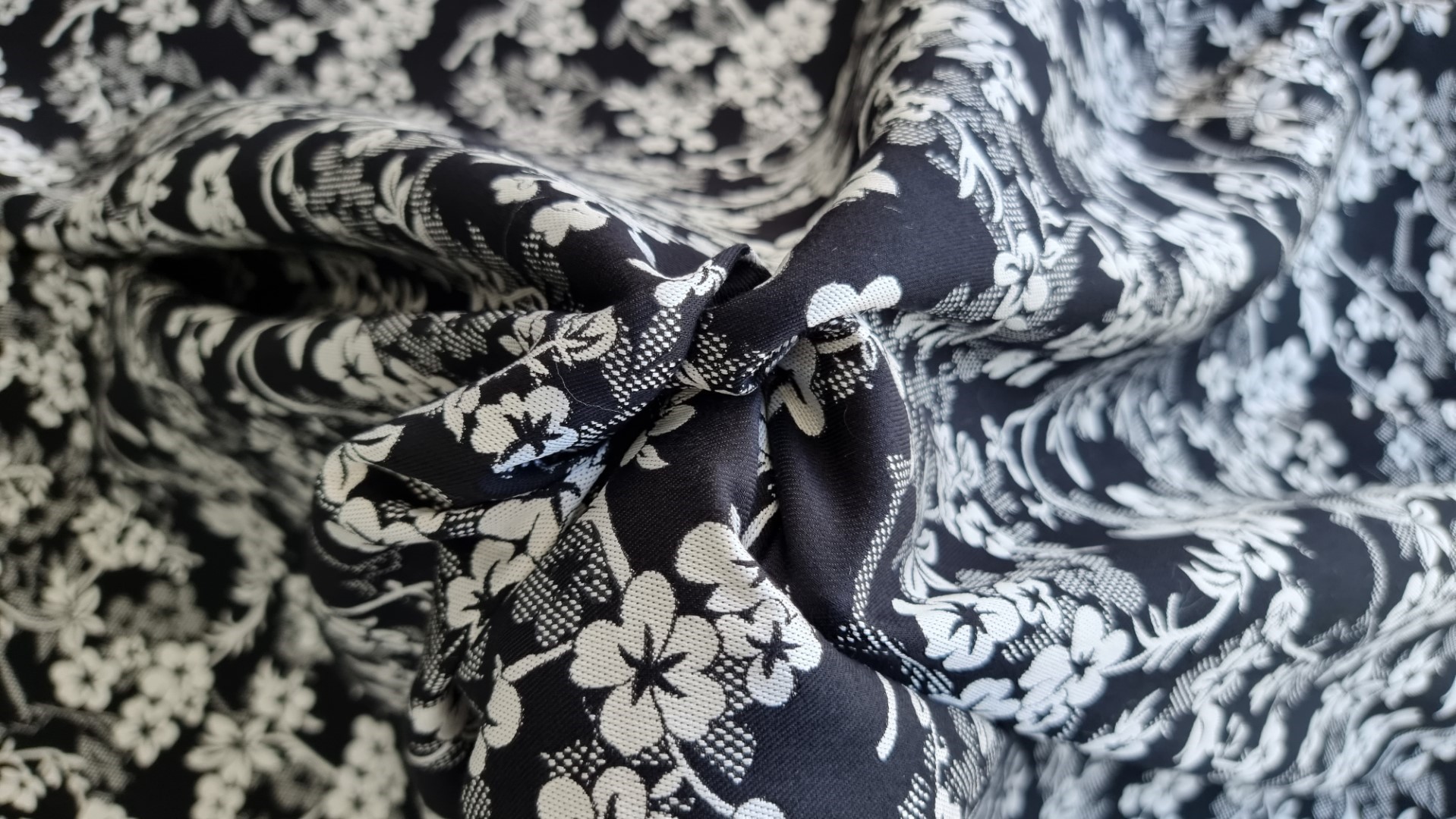 Brocard negru cu model floral alb - imagine 3