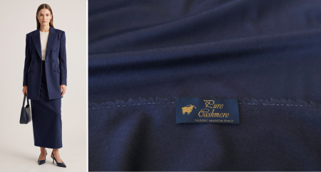 Model inspirație de costum bleumarin alături de marginea cu etichetă Pure Cashmere Fabric Made in Italy