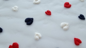 Detaliu broderie inimioare multicolore din lână și bumbac pe tulle ivory