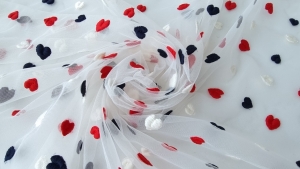 Textură tulle brodat cu inimioare, prim-plan material