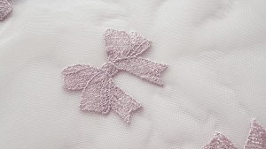 Detaliu fundițe roz brodate cu fir metalizat pe tulle ivory