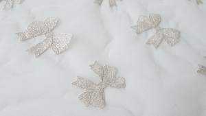 Detaliu fundițe argintii brodate cu fir metalizat pe tulle ivory