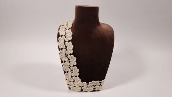 Banda decorativa din lana ivoire brodata - latime 6 cm
