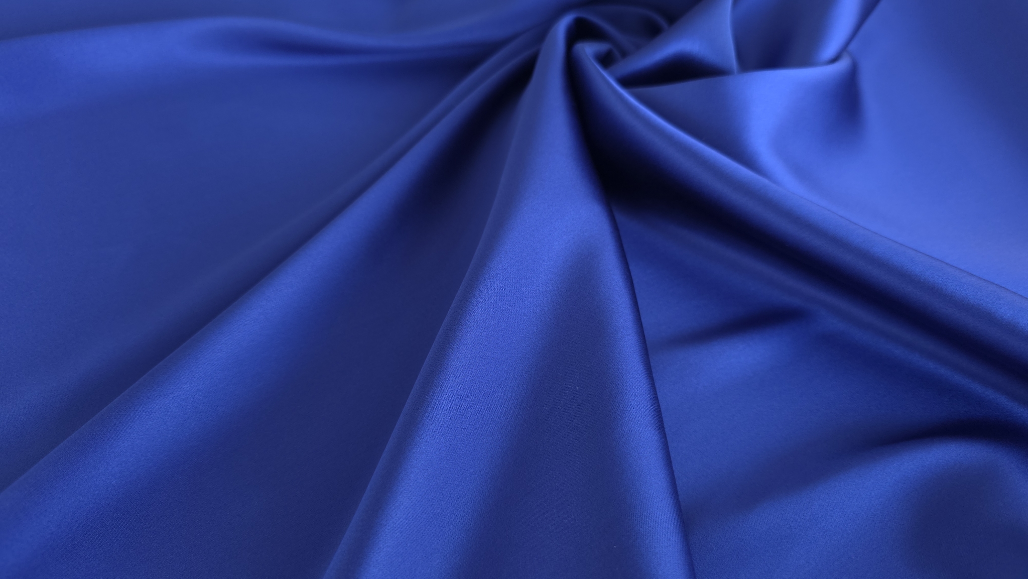 Satin albastru clasic cu revers mat rasucit in spirala centrala