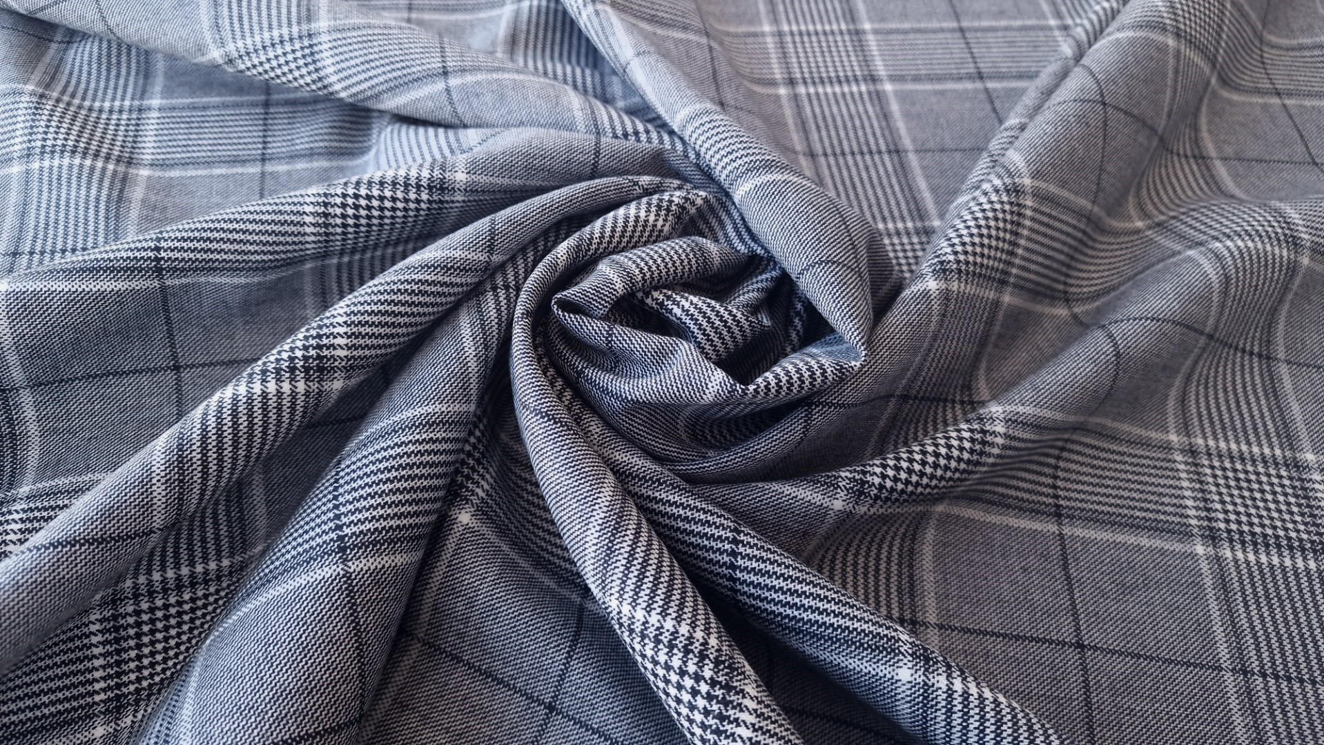 Stofa gri usor elastica din lana model carouri - imagine 3