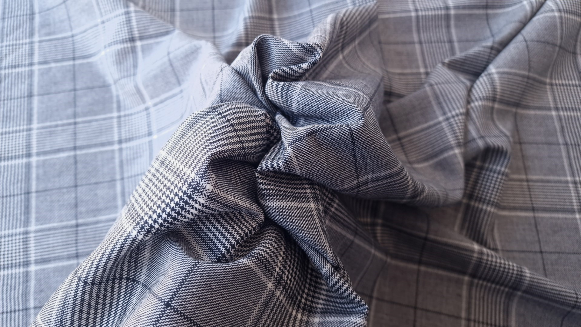 Stofa gri usor elastica din lana model carouri - imagine 4