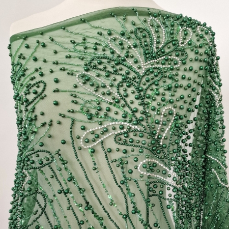 Broderie verde smarald accesorizata manual