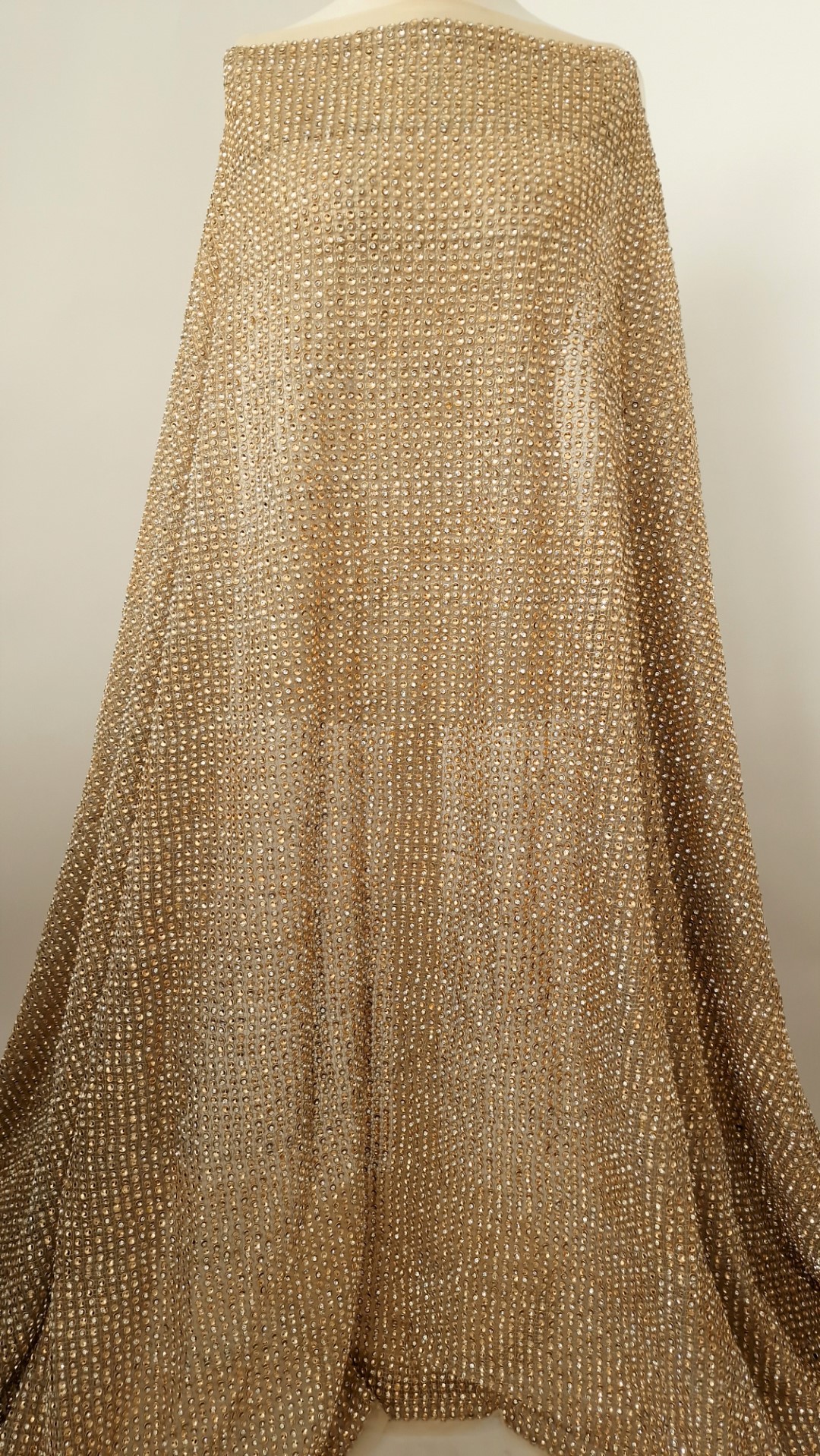 Broderie cu aplicatii aurii - imagine 3