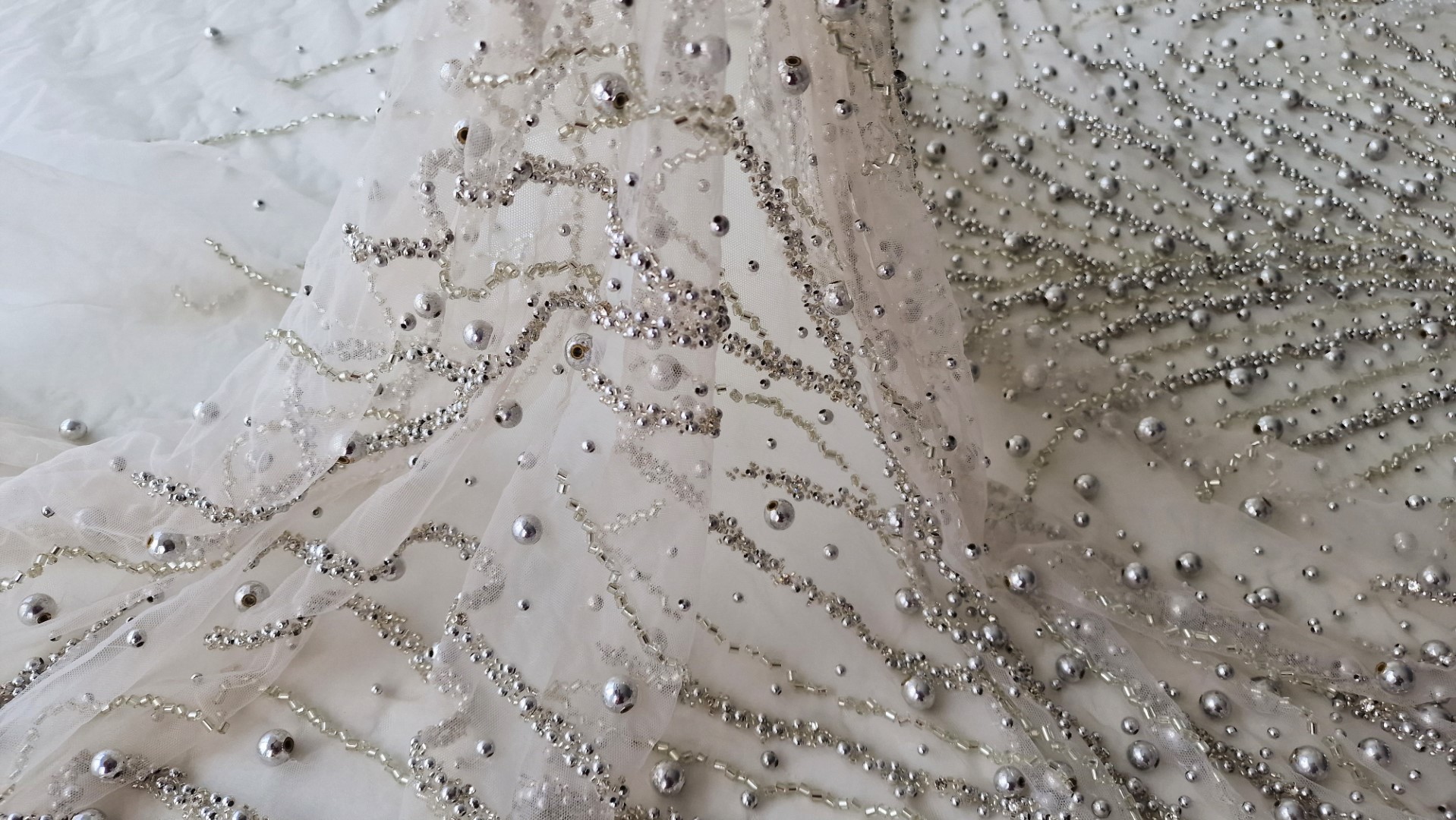 Broderie argintie cu perle pe tulle - imagine 3