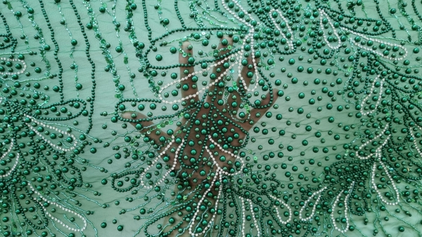 Broderie verde smarald accesorizata manual