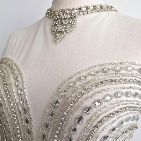 Rochie argintie realizata manual cu cristale