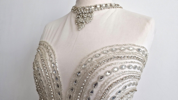 Rochie argintie realizata manual cu cristale