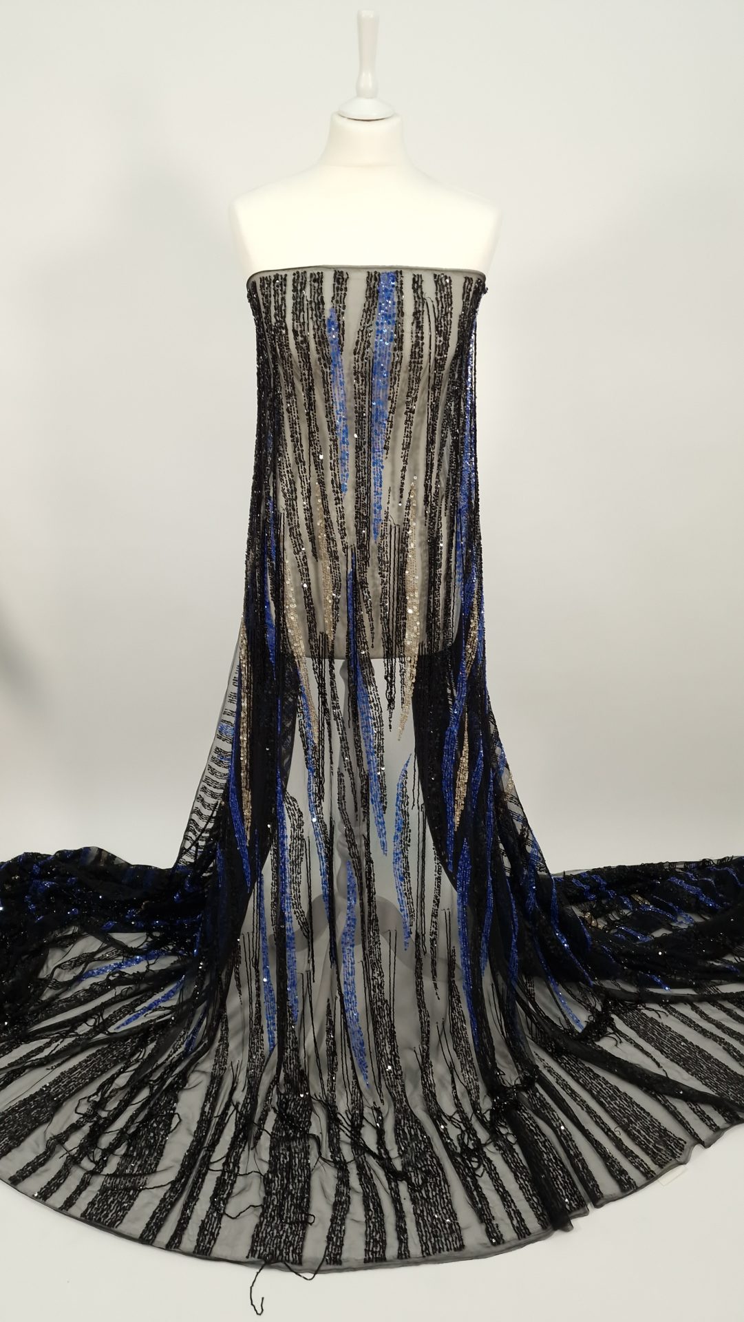 Broderie neagra cu franjuri din margele - imagine 10