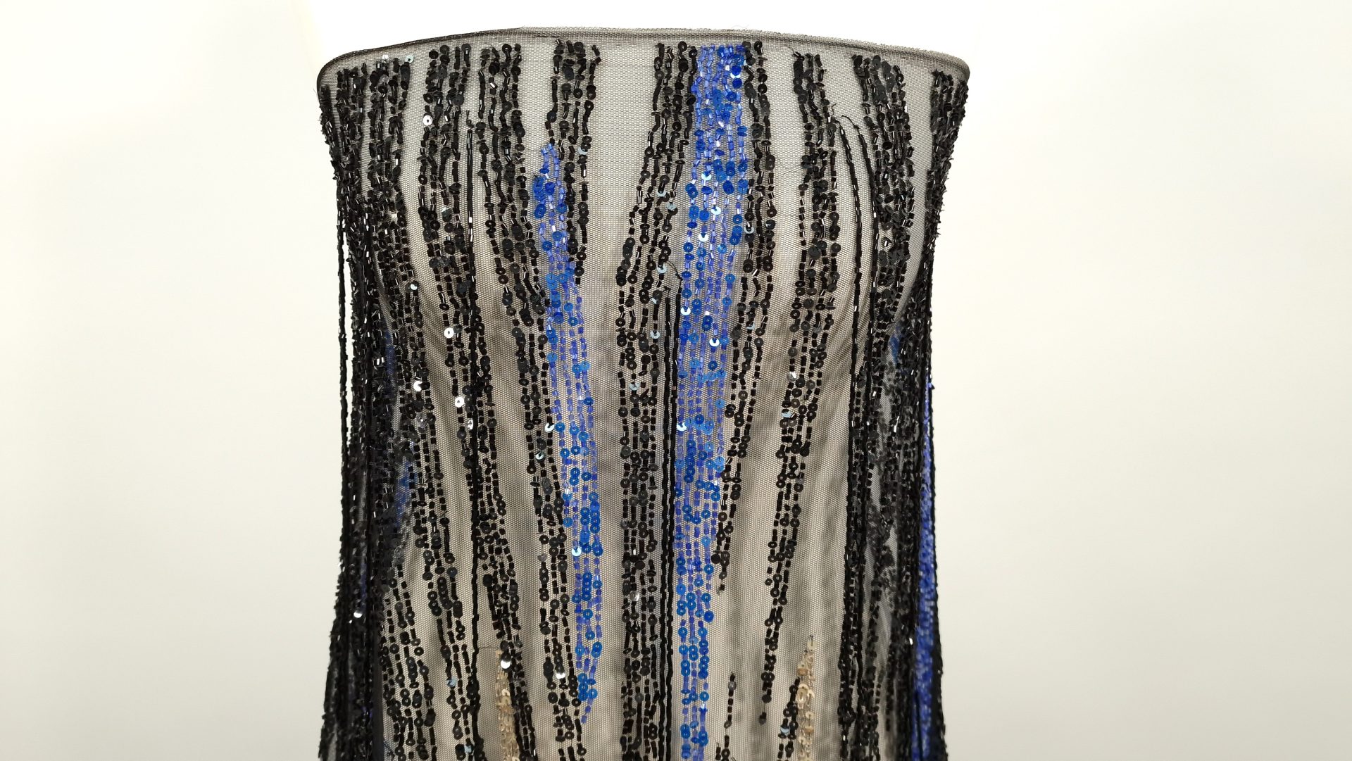 Broderie neagra cu franjuri din margele - imagine 9