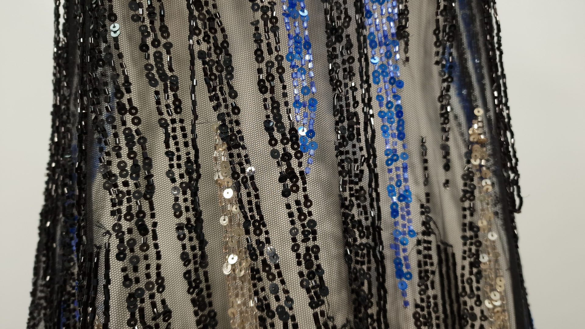 Broderie neagra cu franjuri din margele - imagine 8