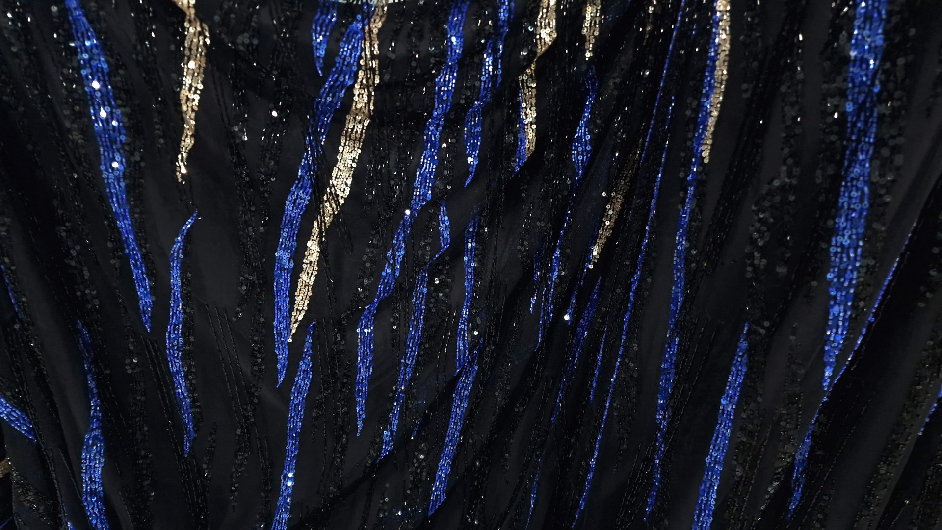 Broderie neagra cu franjuri din margele - imagine 7