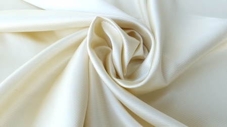 Captuseala cu matase naturala si vascoza alb unt