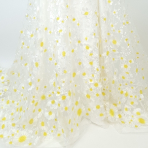 Broderie cu flori 3D cusute pe tulle Shasta Daisies