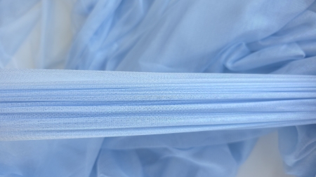 tul baby blue cu peliculă metalizată adunat în falduri neregulate