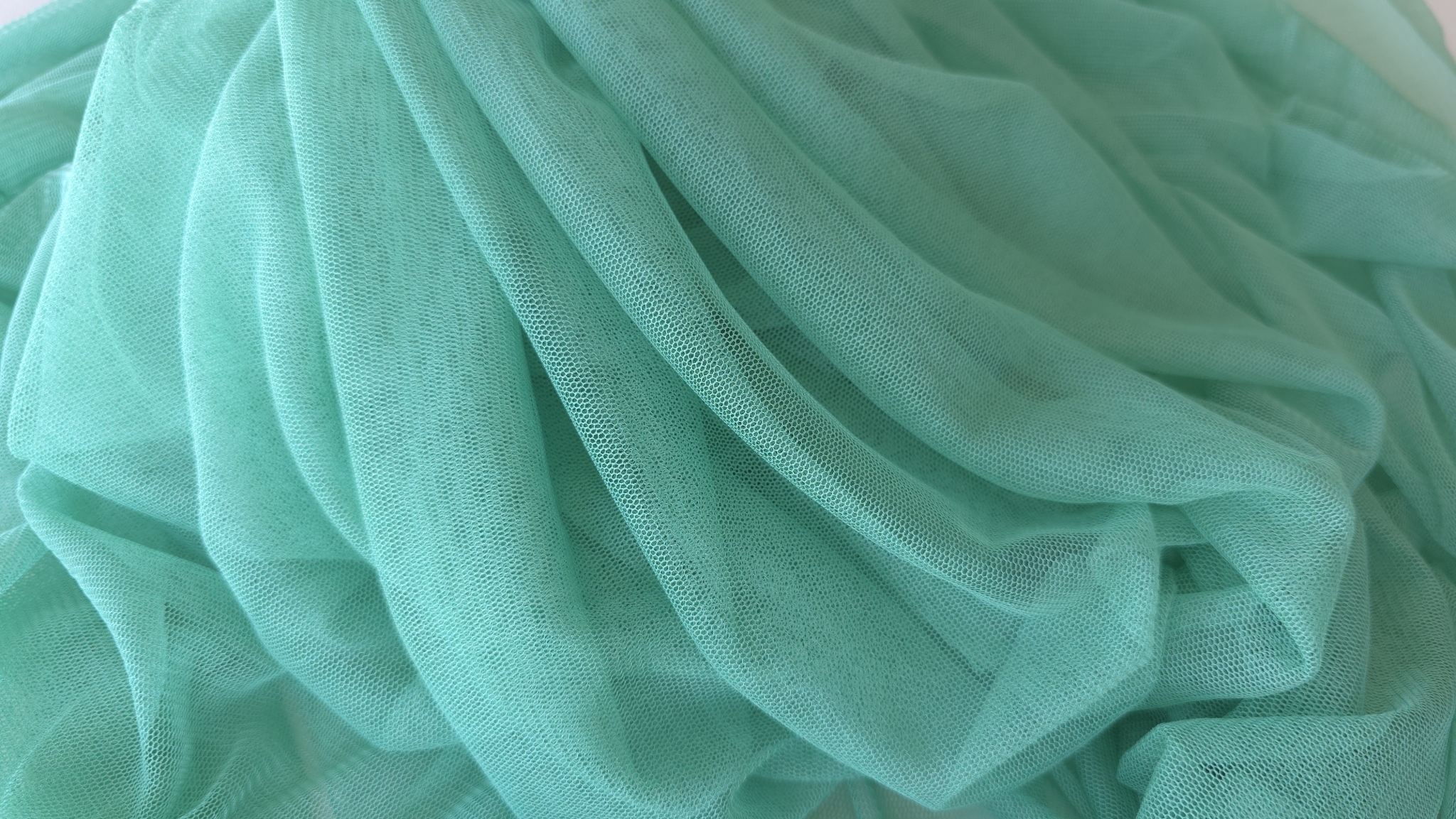 tulle mătase verde aqua pentru rochii așezat în falduri largi și moi