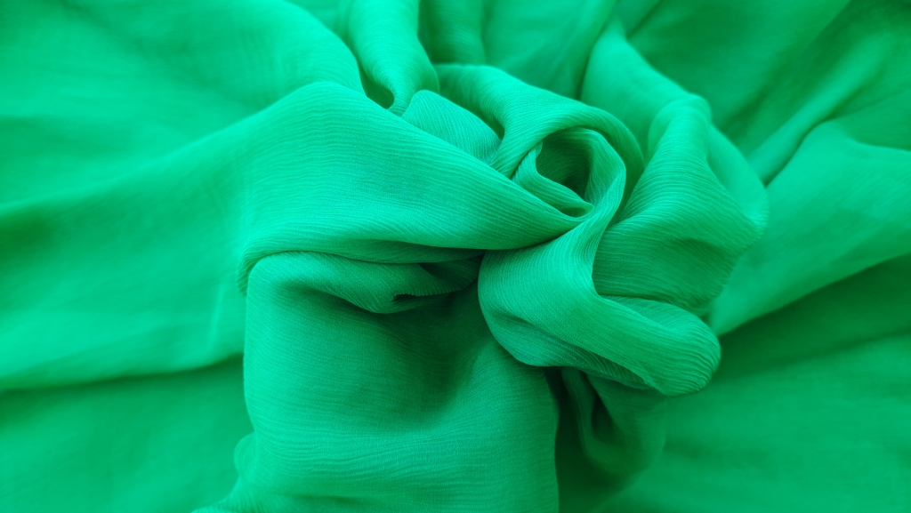 Voal creponat verde intens Muselina din matase naturala