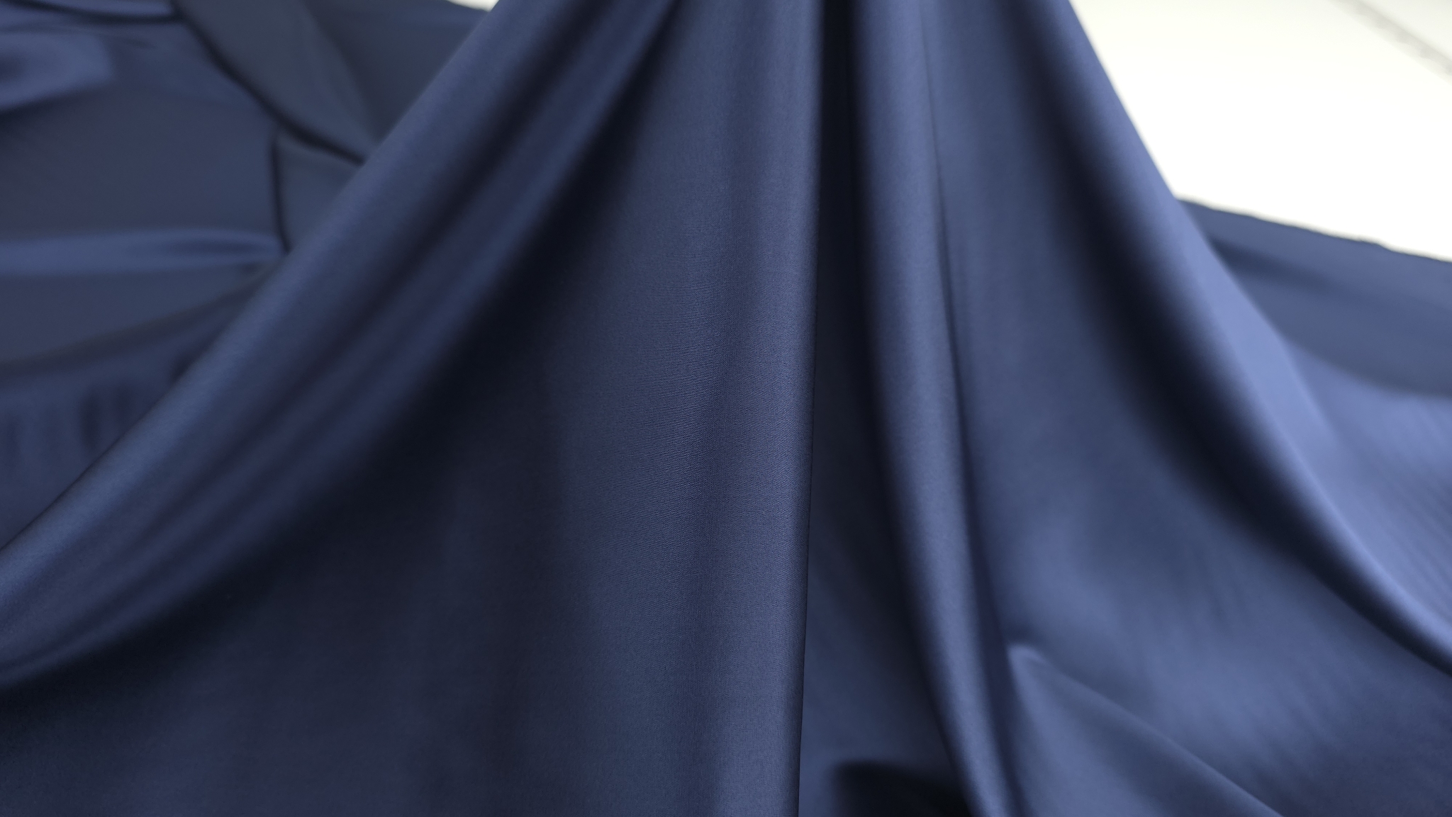 satin navy la metru cadere dreapta cu fata lucioasa si verso mat