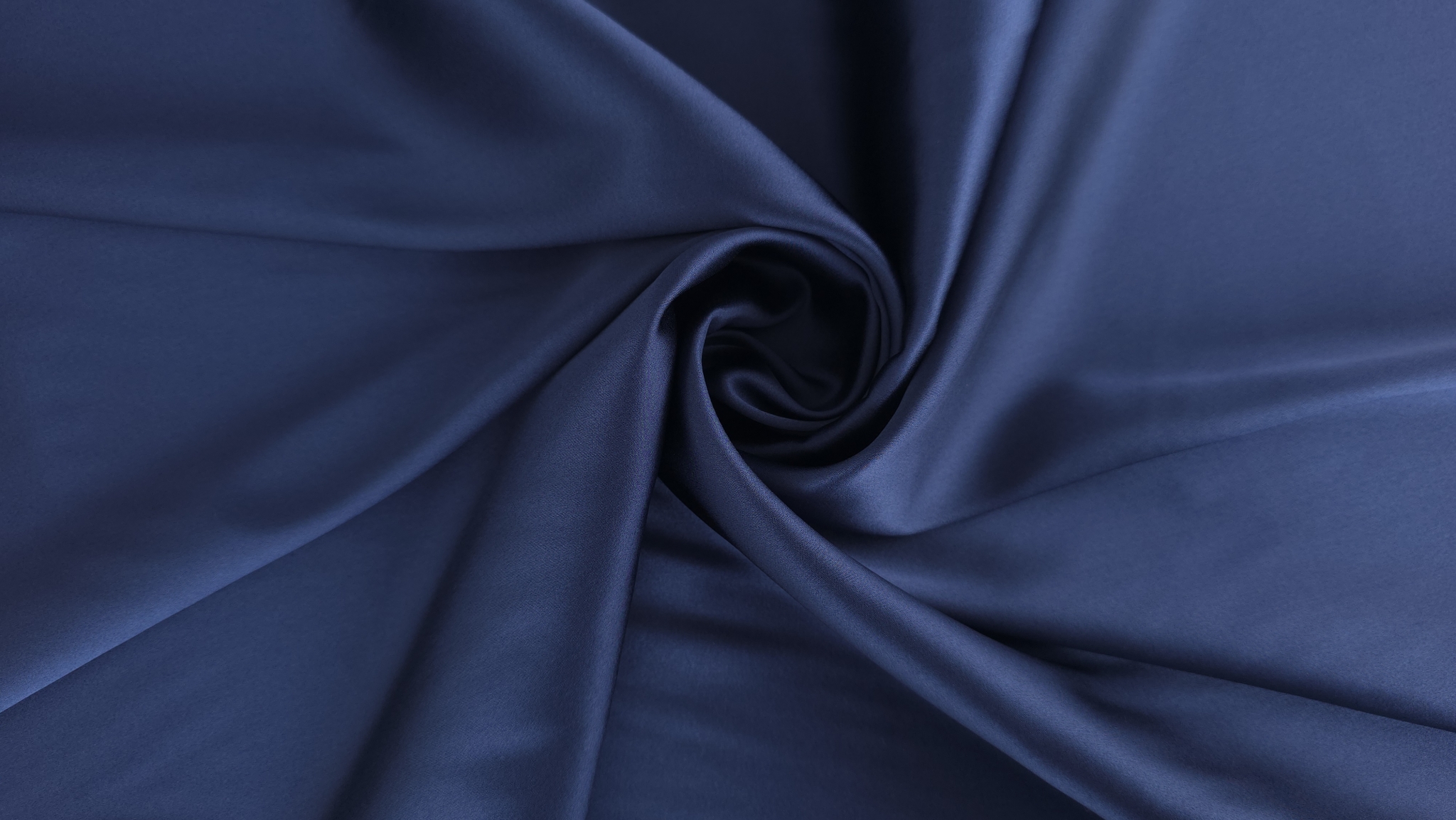 tesatura albastru navy rasucita in spirala cu umbre adanci