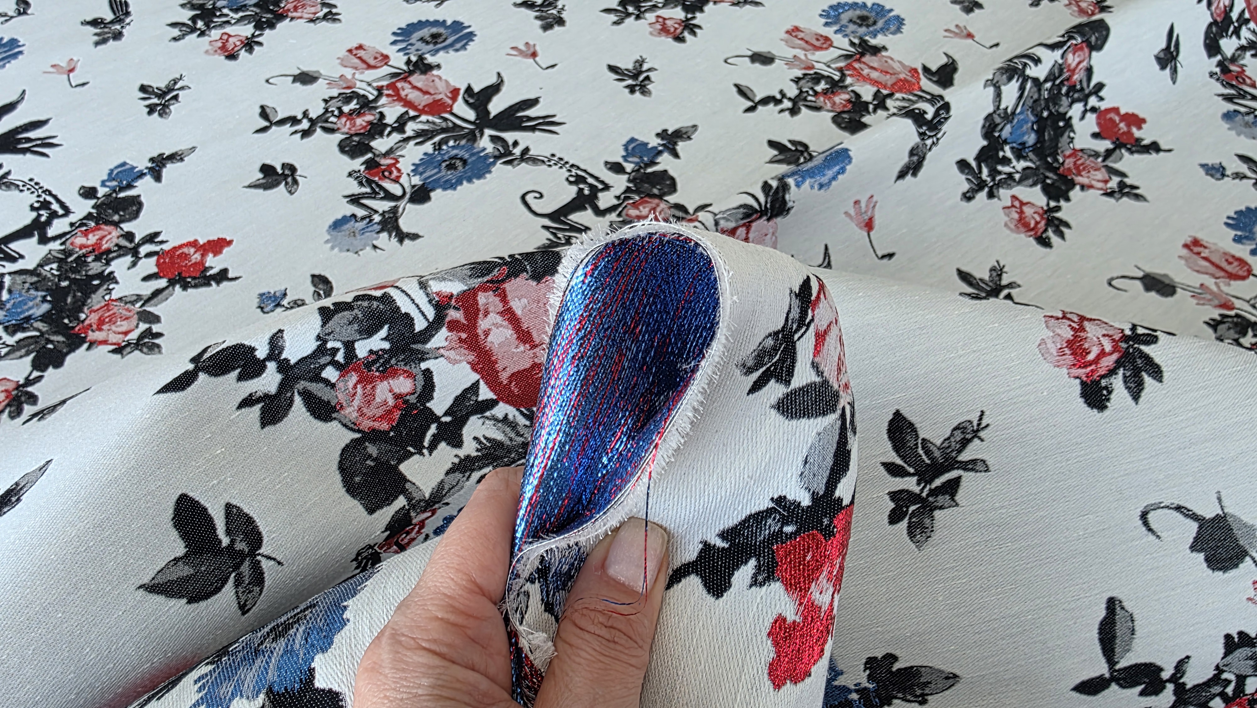 Brocard VAL343 cu model floral si elemente grafice negre, rosu intens si albastru vibrant