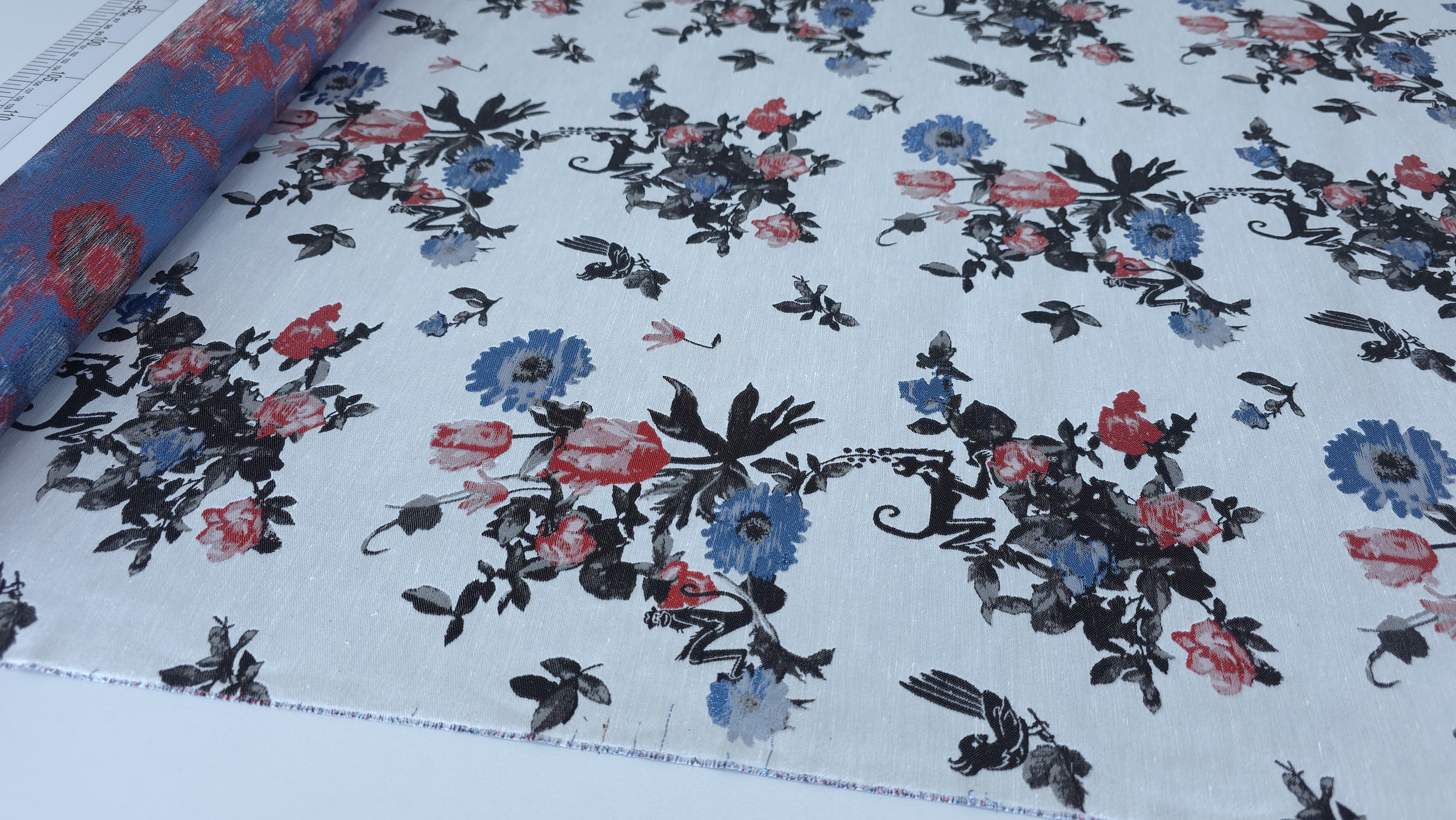 Brocard multicolor din bumbac si fir metalizat VAL343 cu model floral rosu, albastru si negru pe fond deschis