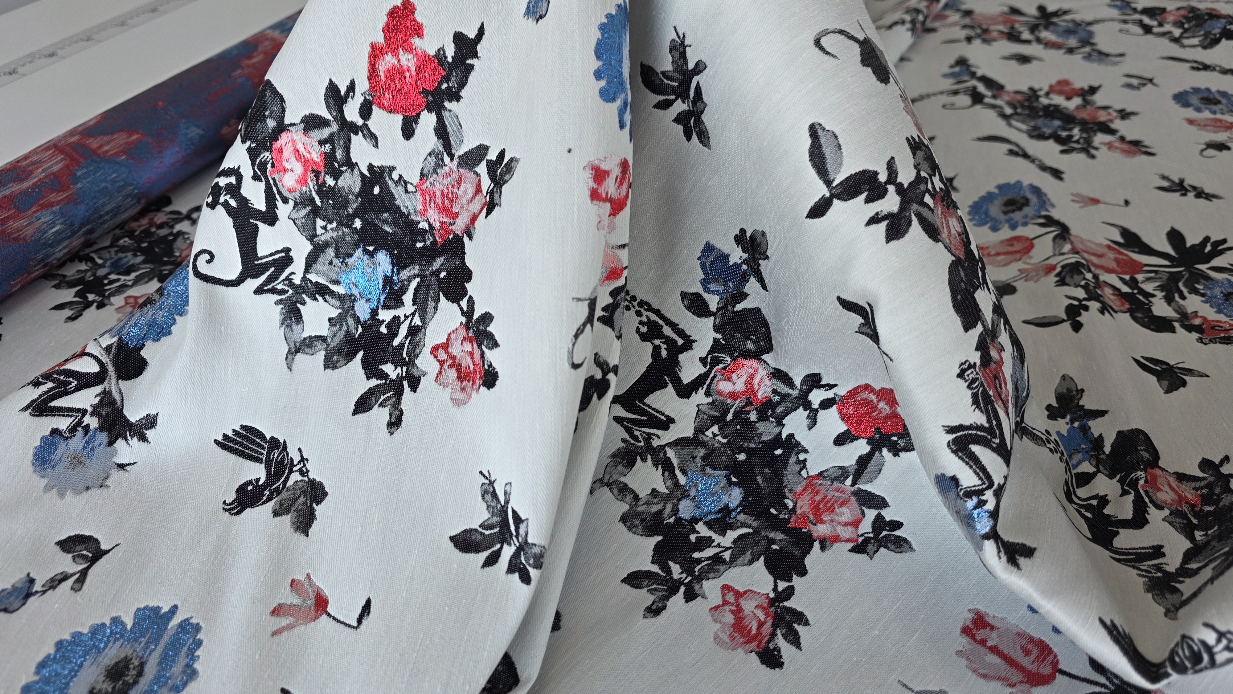 Material brocard multicolor din bumbac si fir metalizat VAL343, vedere ampla asupra modelului repetitiv