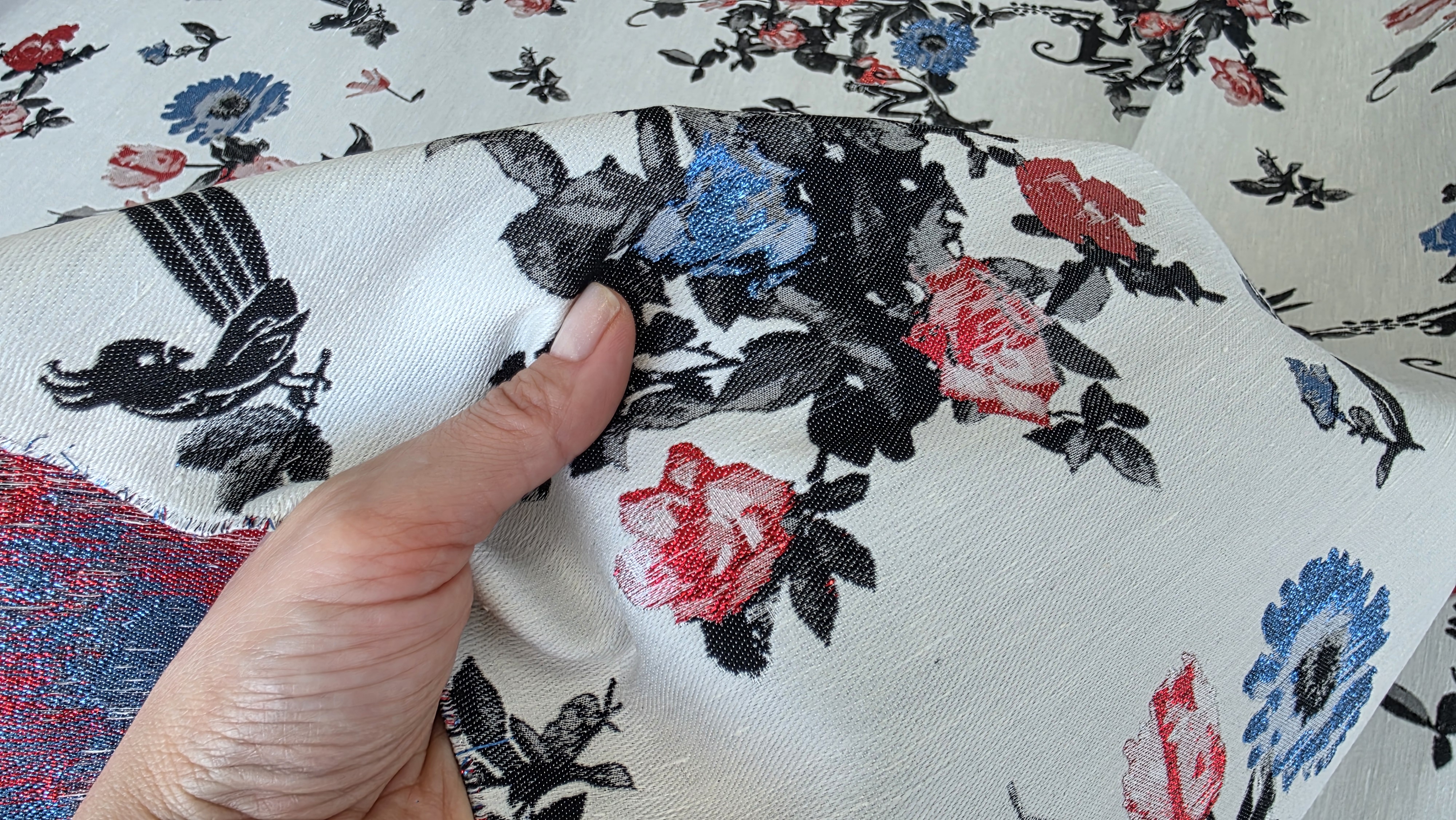 Tesatura brocard multicolor VAL343 cu flori si pasari stilizate, aspect elegant si luciu discret