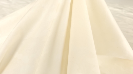 Jacquard gros ivory din bumbac lăsat în cădere oblică, cu muchie lungă de pliu